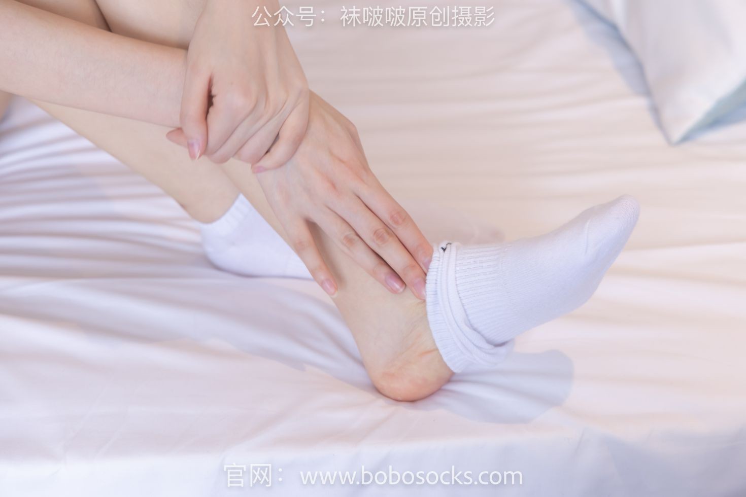 BoBoSocks袜啵啵美少女丝袜美脚写真第No.136期小甜豆高跟长靴白棉袜裸足 (113)