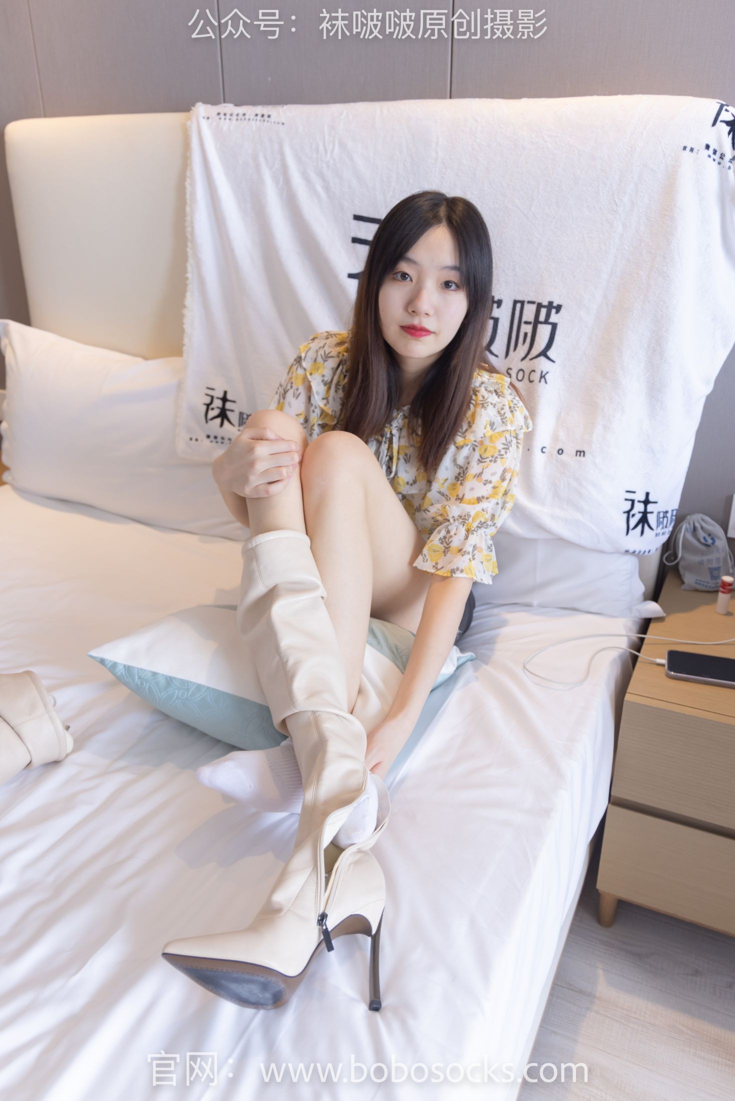 BoBoSocks袜啵啵美少女丝袜美脚写真第No.136期小甜豆高跟长靴白棉袜裸足 (74)