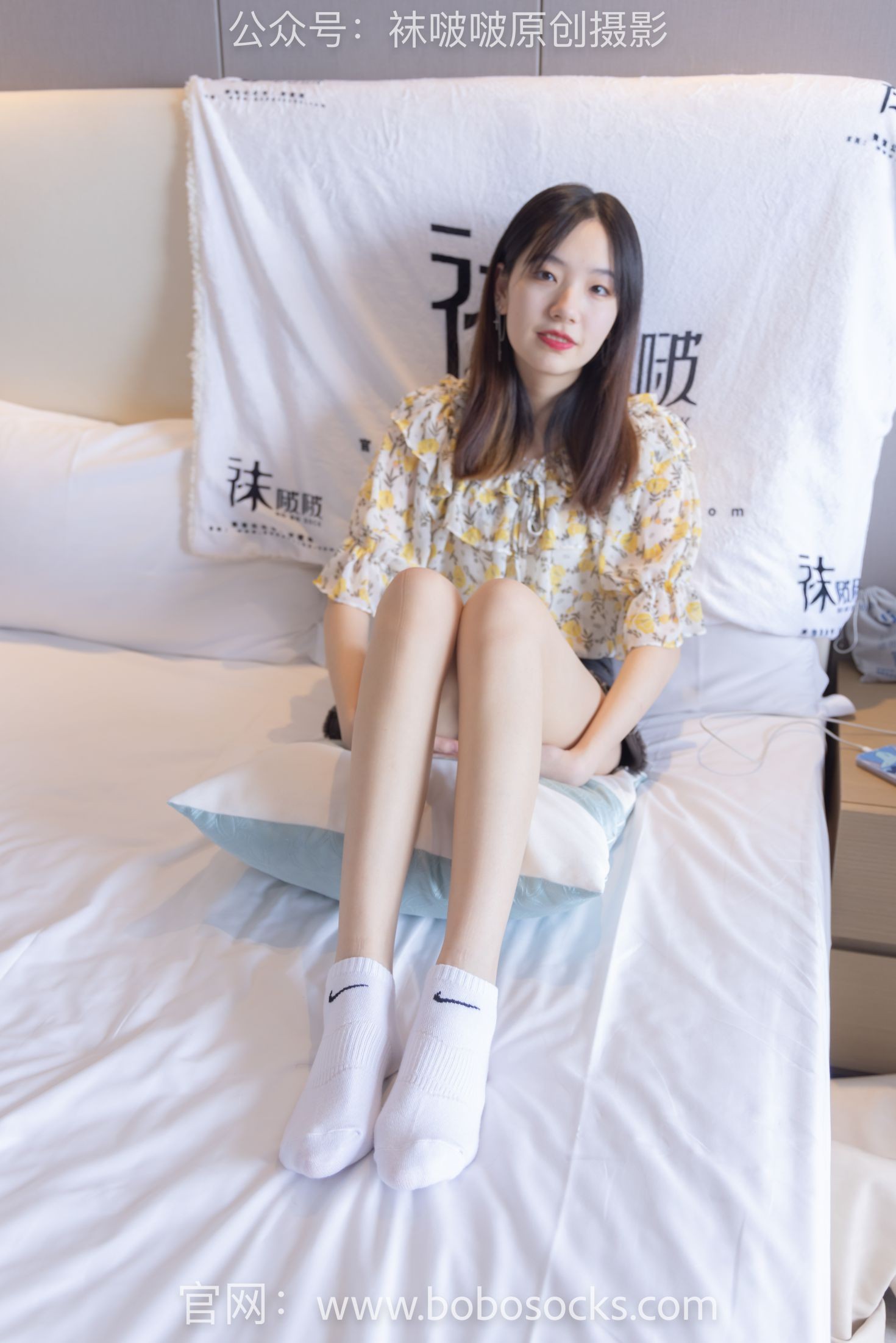 BoBoSocks袜啵啵美少女丝袜美脚写真第No.136期小甜豆高跟长靴白棉袜裸足 (83)