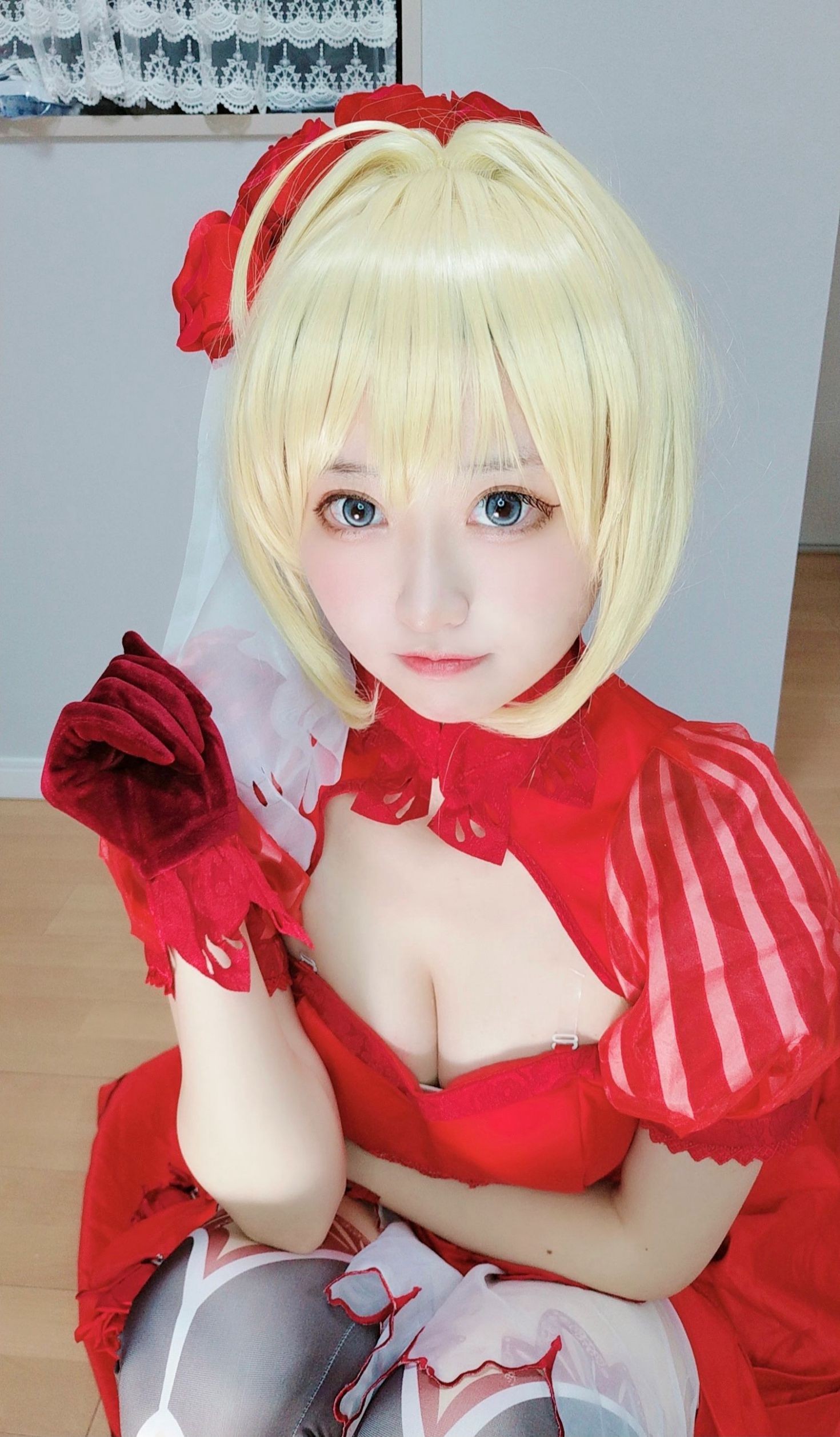 美女动漫博主千阳性感Cosplay写真尼禄红礼服 (2)