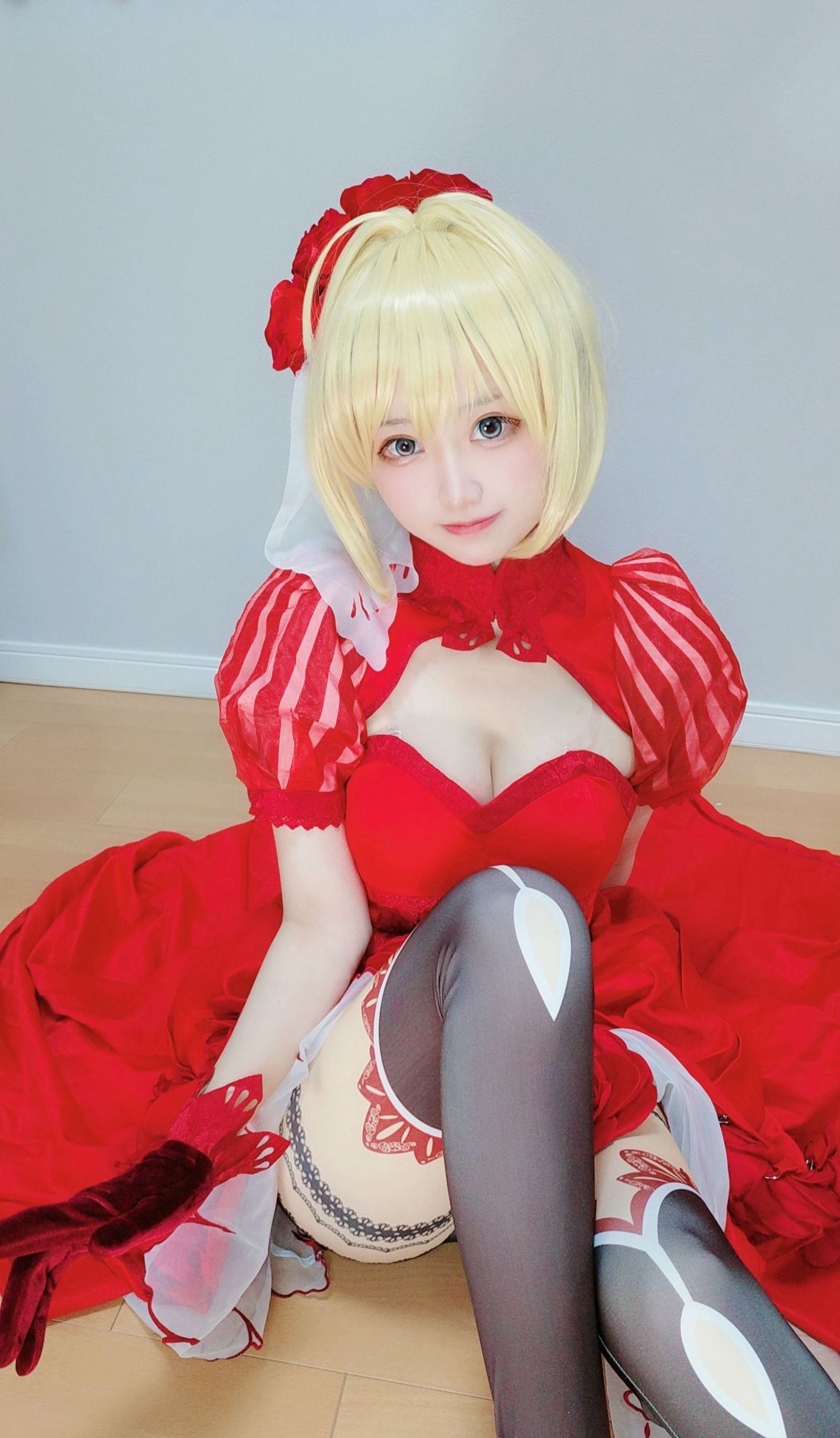 美女动漫博主千阳性感Cosplay写真尼禄红礼服 (4)