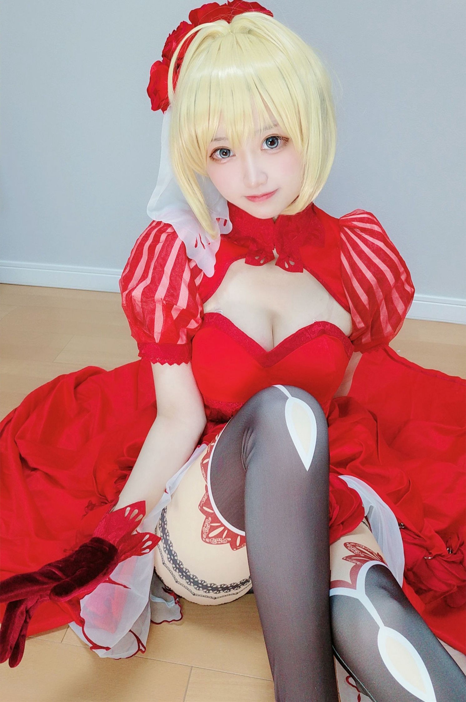 美女动漫博主千阳性感Cosplay写真尼禄红礼服 (1)