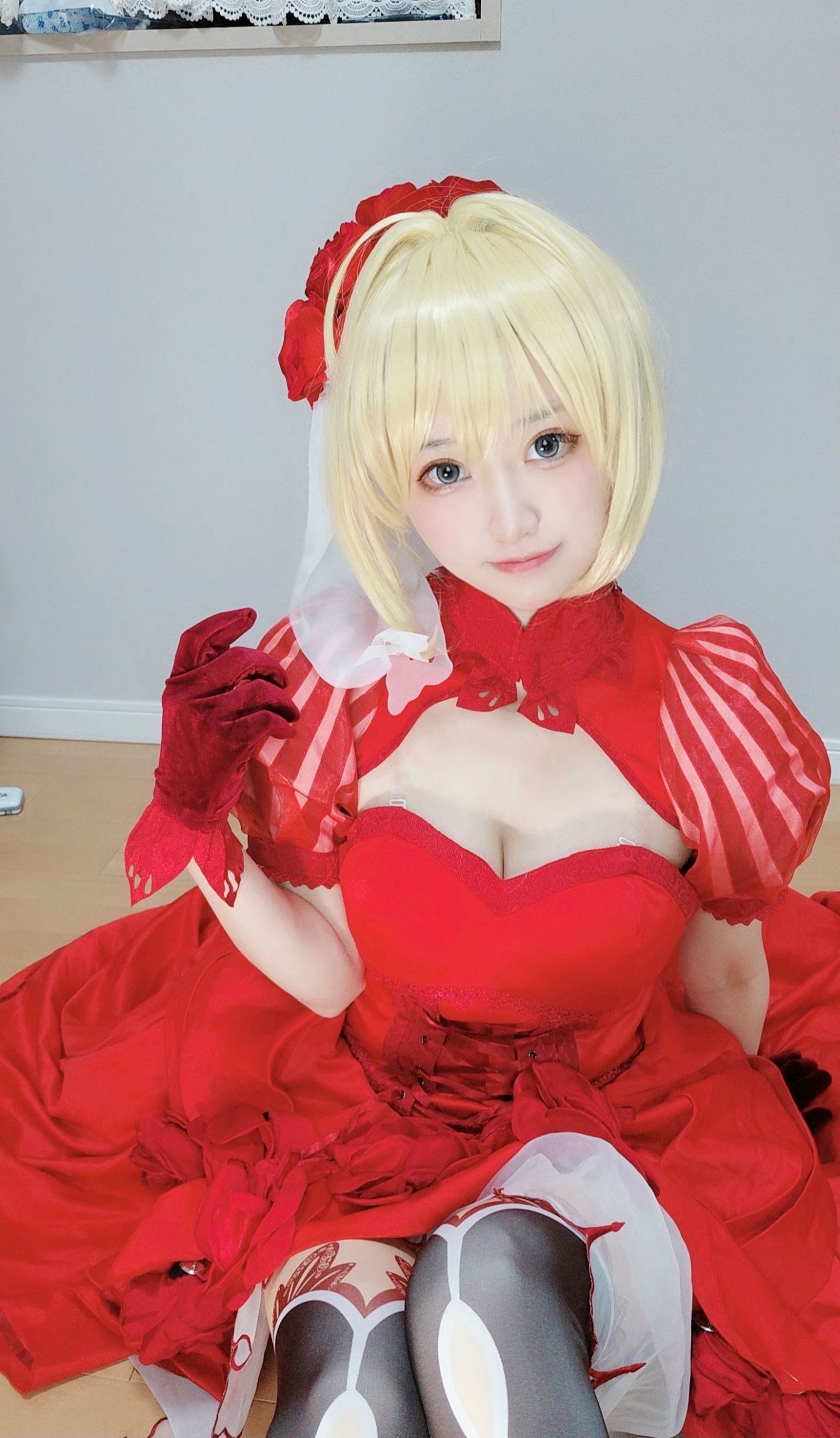 美女动漫博主千阳性感Cosplay写真尼禄红礼服 (9)