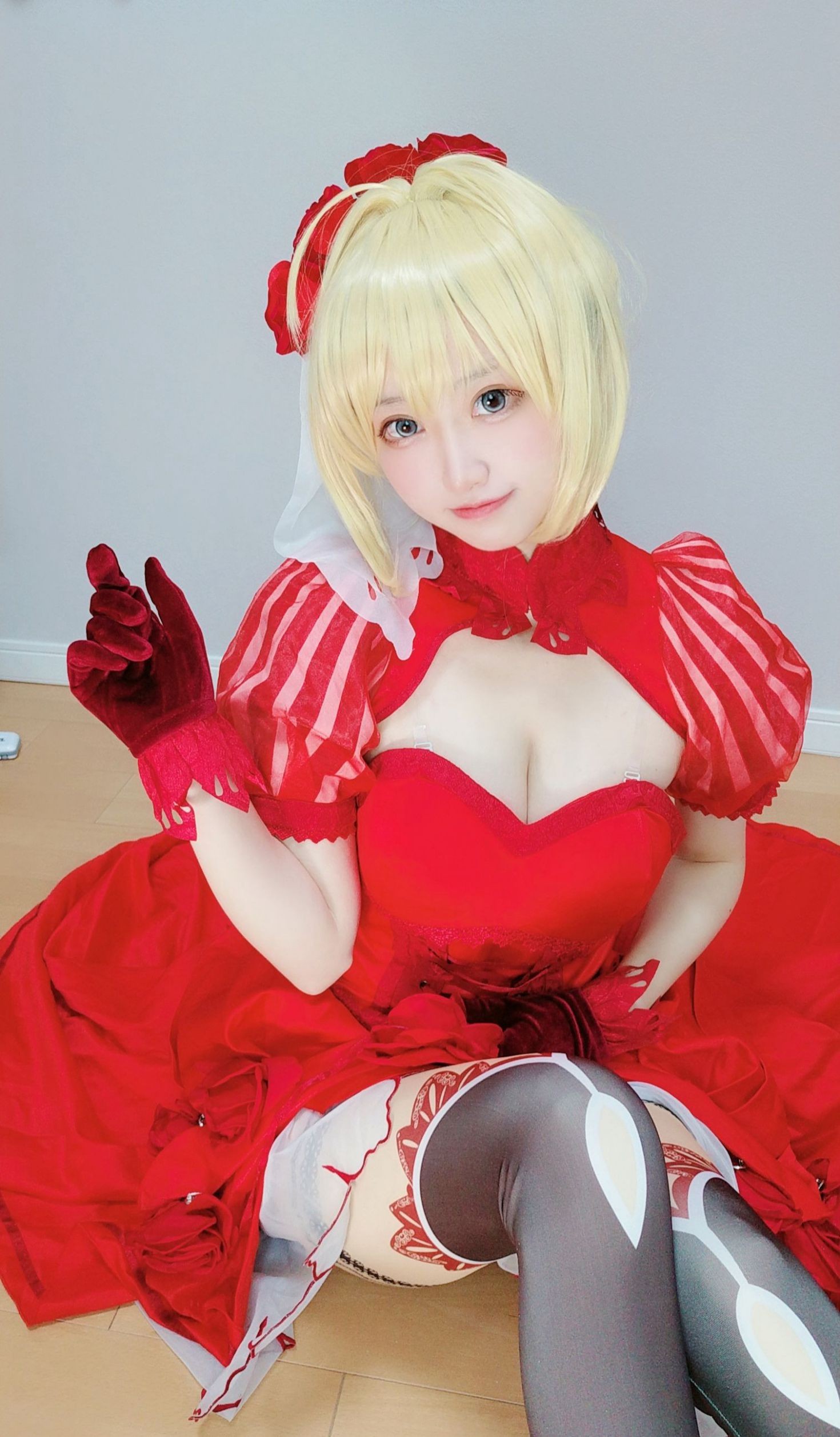 美女动漫博主千阳性感Cosplay写真尼禄红礼服 (6)