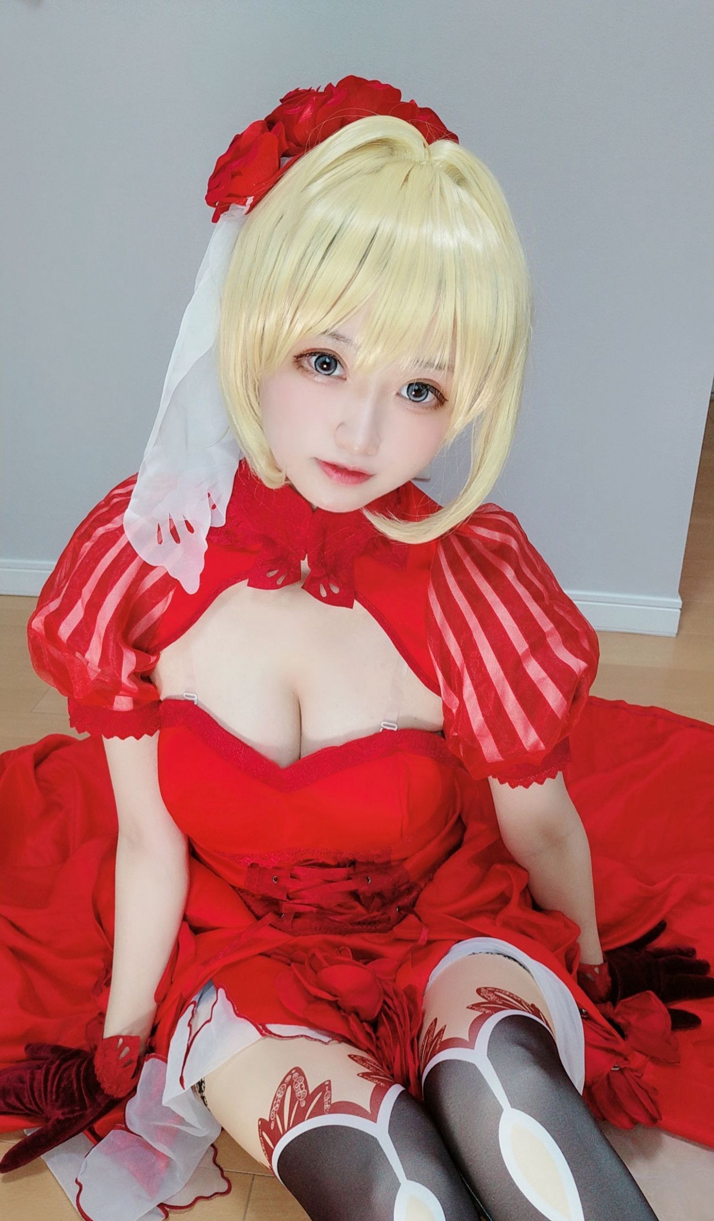 美女动漫博主千阳性感Cosplay写真尼禄红礼服 (12)