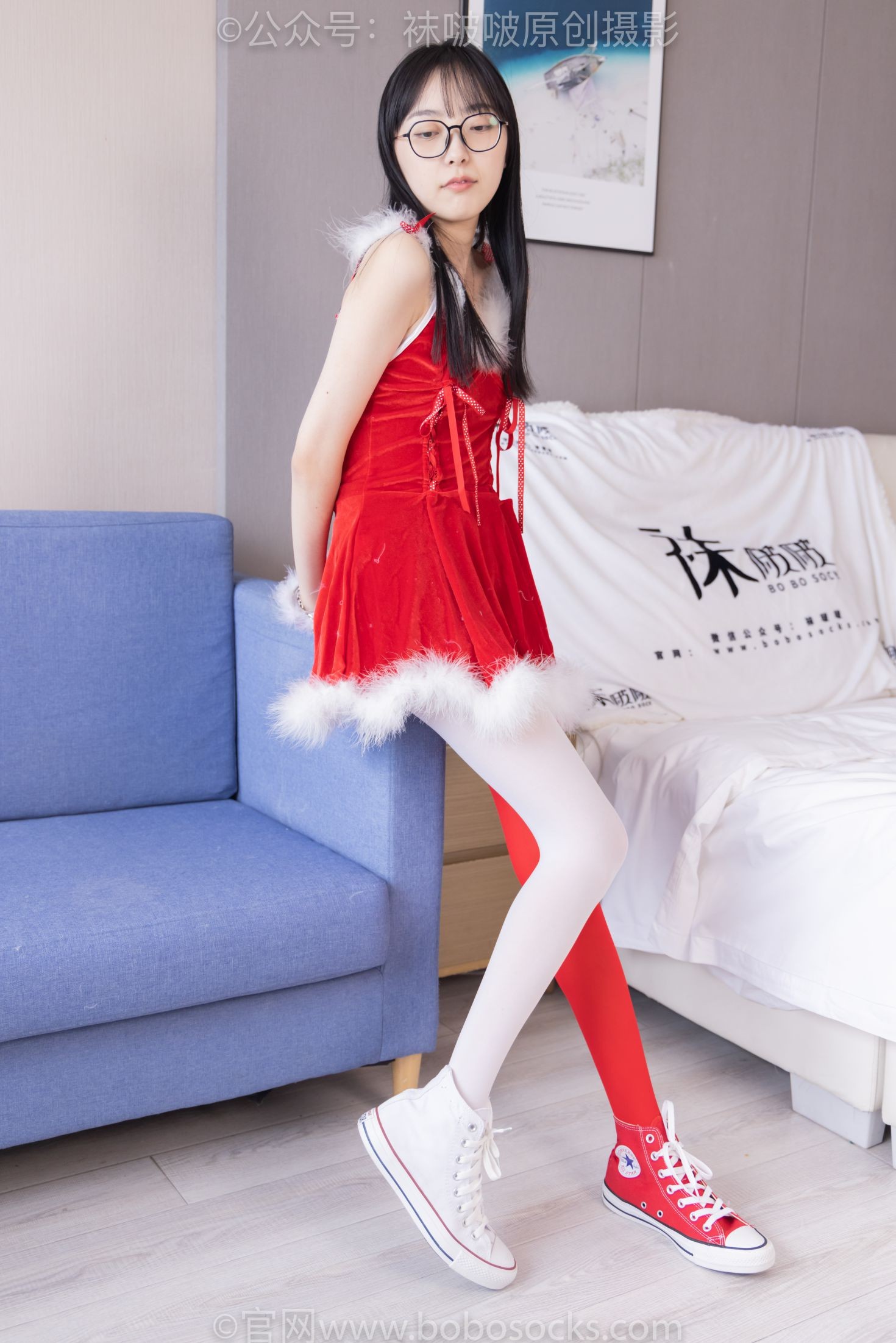 BoBoSocks袜啵啵美少女丝袜美脚写真第No.152期稚予圣诞服帆布鞋厚白丝厚红丝 (5)