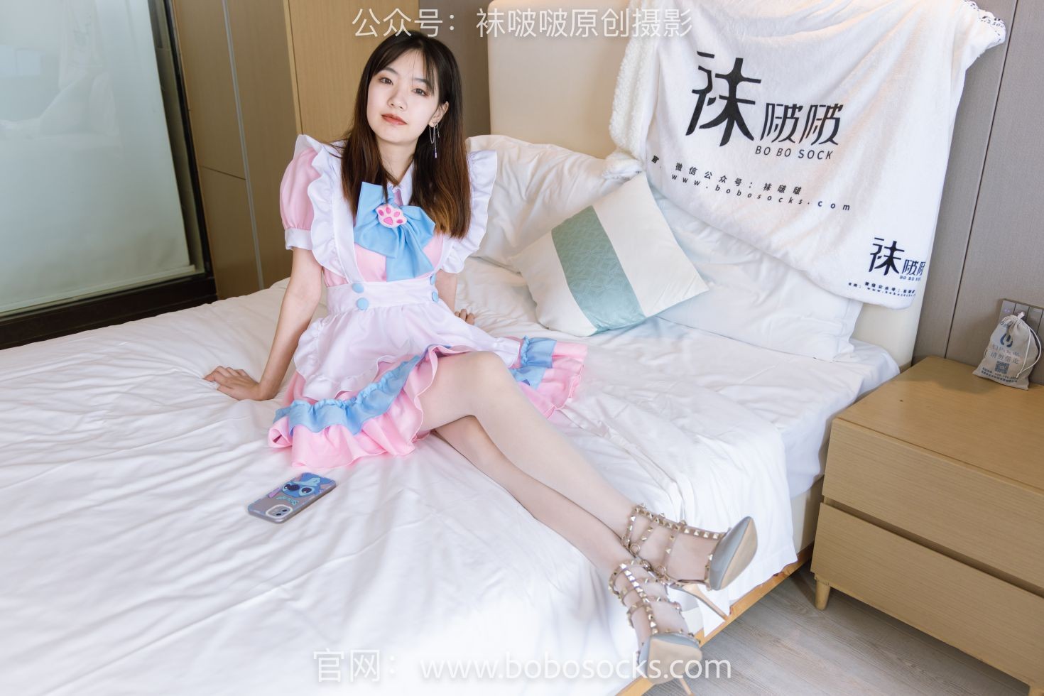 BoBoSocks袜啵啵美少女丝袜美脚写真第No.154期小甜豆两双高跟鞋珠光白丝女仆装 (91)