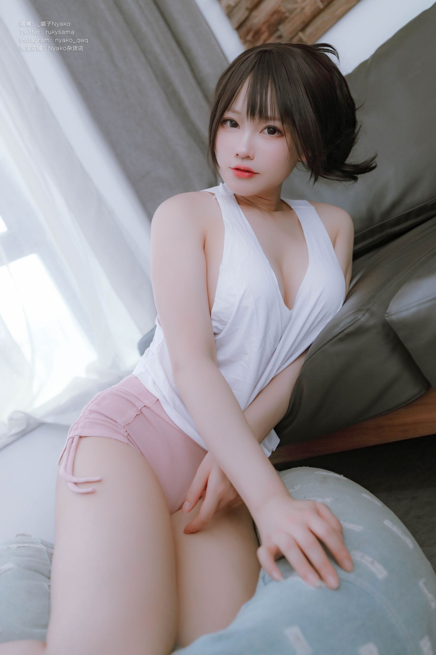 美女动漫博主Nyako喵子性感Cosplay写真隣のやばいお姉さん背心 (17)