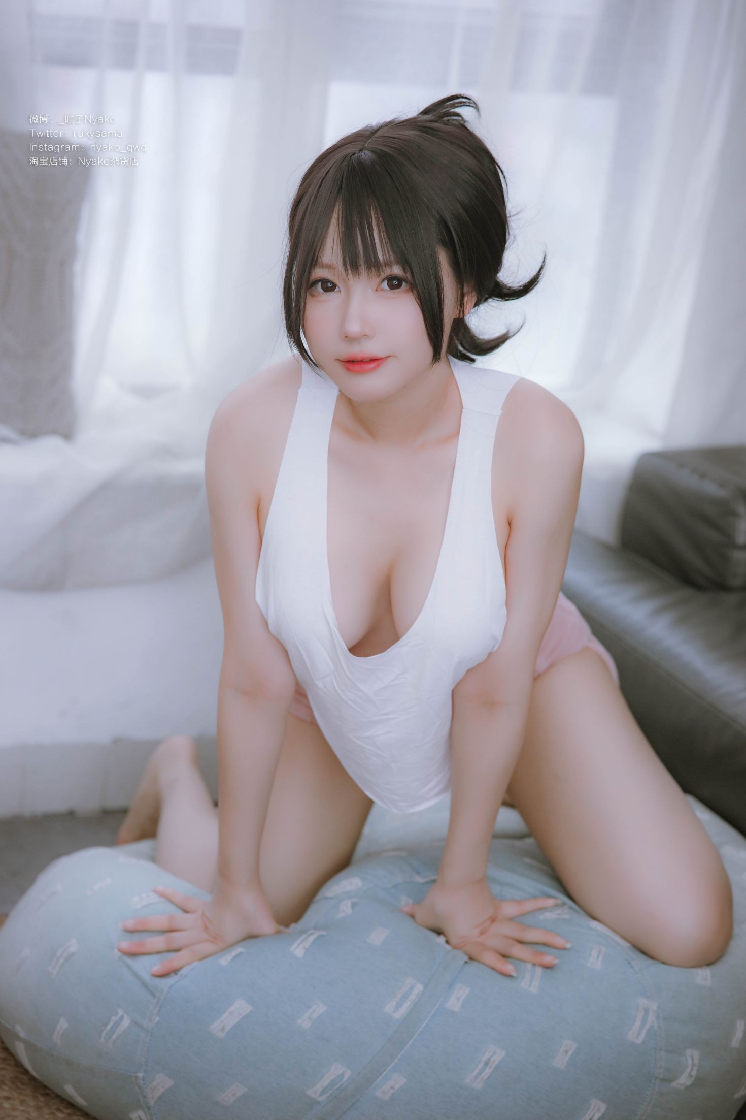 美女动漫博主Nyako喵子性感Cosplay写真隣のやばいお姉さん背心 (12)