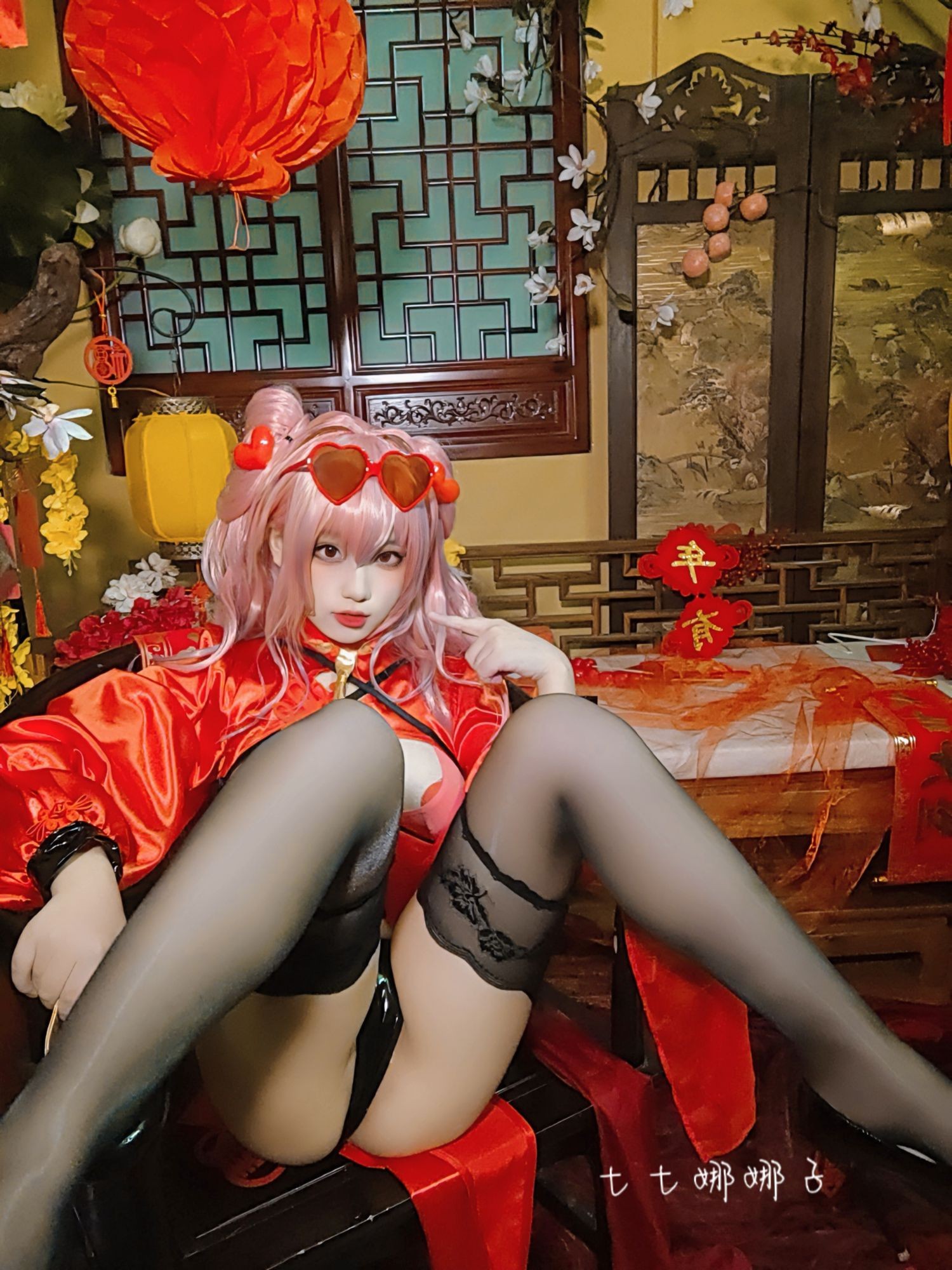 美女动漫博主七七娜娜子性感Cosplay写真布莱默顿新春旗袍 (66)