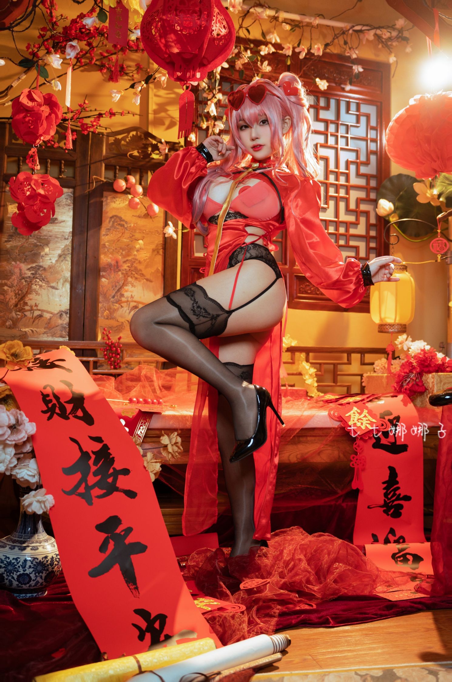 美女动漫博主七七娜娜子性感Cosplay写真布莱默顿新春旗袍 (35)