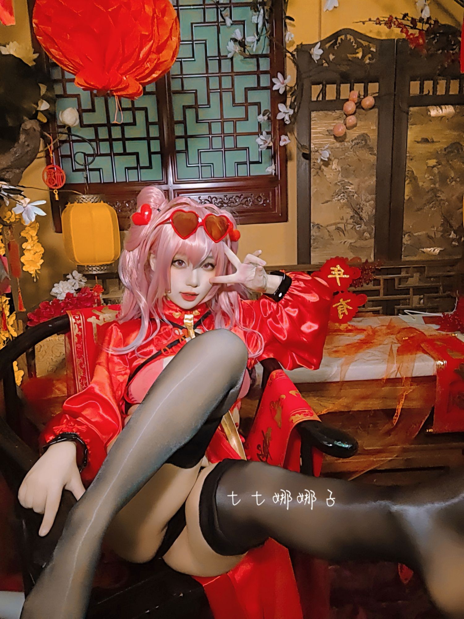 美女动漫博主七七娜娜子性感Cosplay写真布莱默顿新春旗袍 (63)