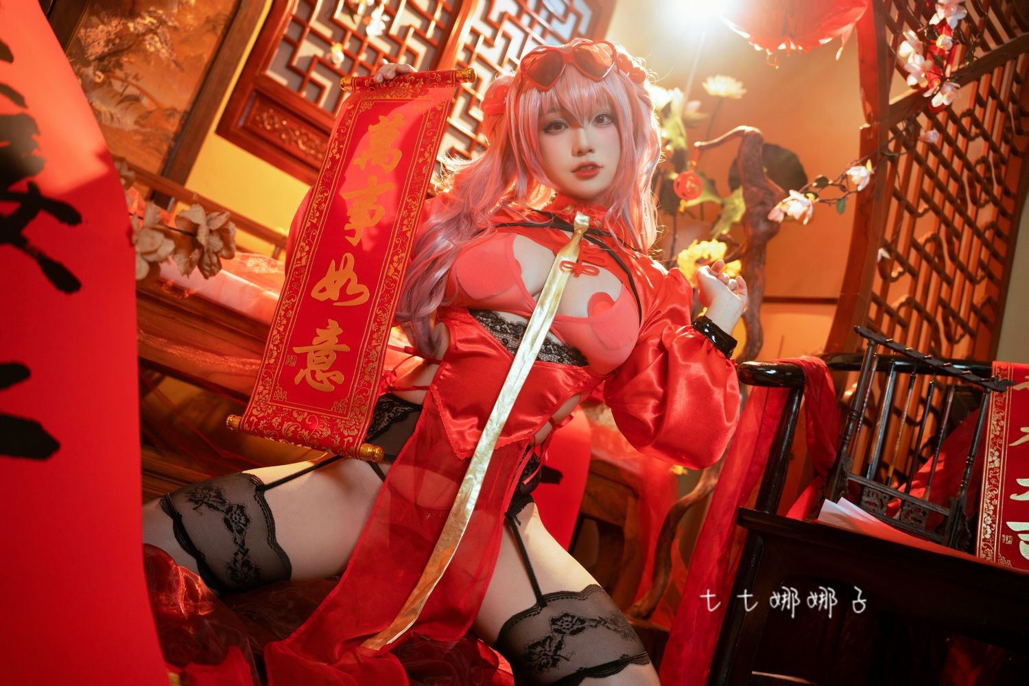 美女动漫博主七七娜娜子性感Cosplay写真布莱默顿新春旗袍 (32)