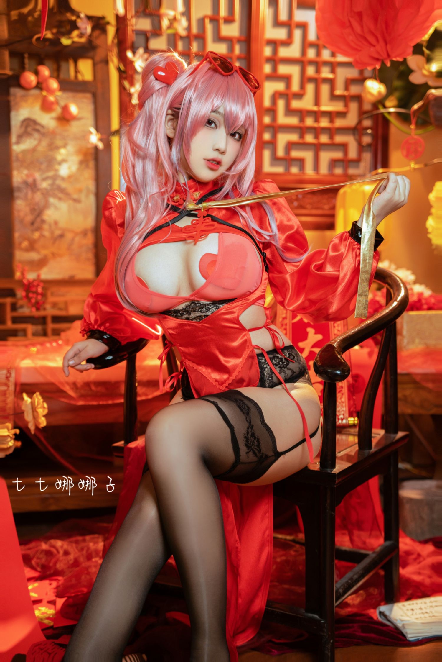 美女动漫博主七七娜娜子性感Cosplay写真布莱默顿新春旗袍 (13)