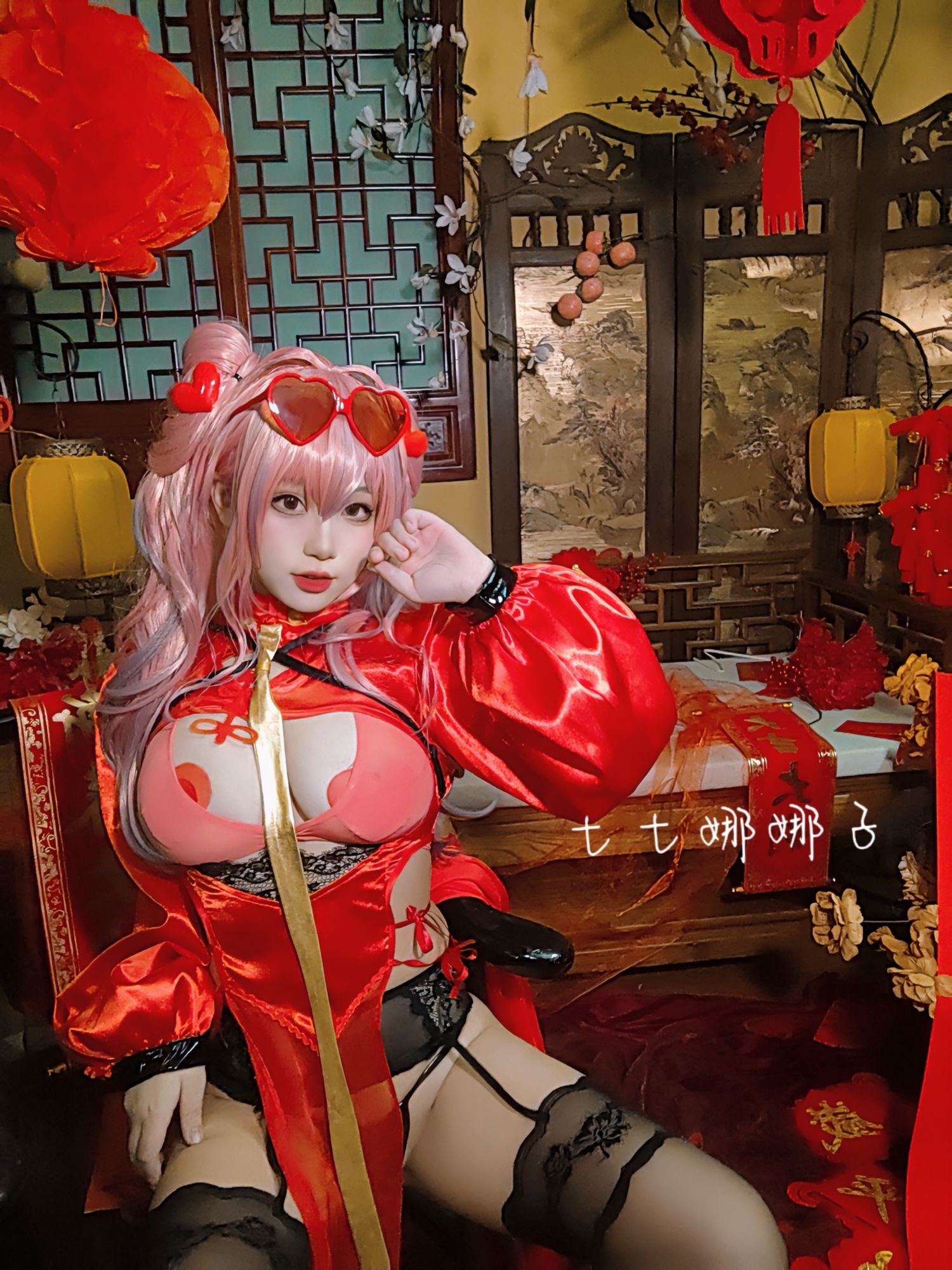 美女动漫博主七七娜娜子性感Cosplay写真布莱默顿新春旗袍 (74)