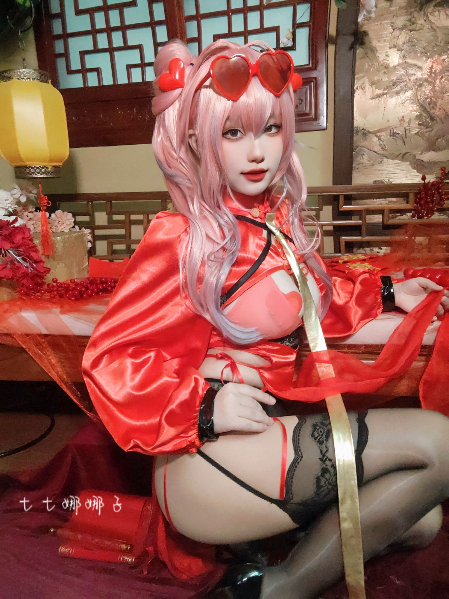 美女动漫博主七七娜娜子性感Cosplay写真布莱默顿新春旗袍 (80)