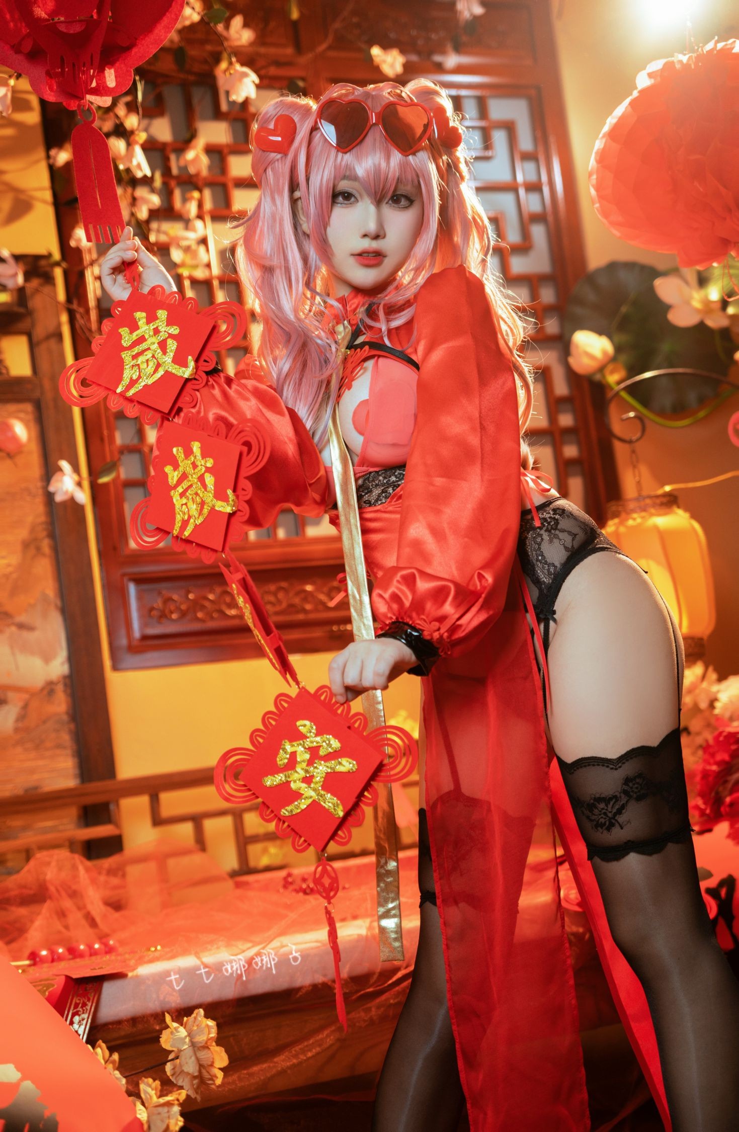 美女动漫博主七七娜娜子性感Cosplay写真布莱默顿新春旗袍 (41)