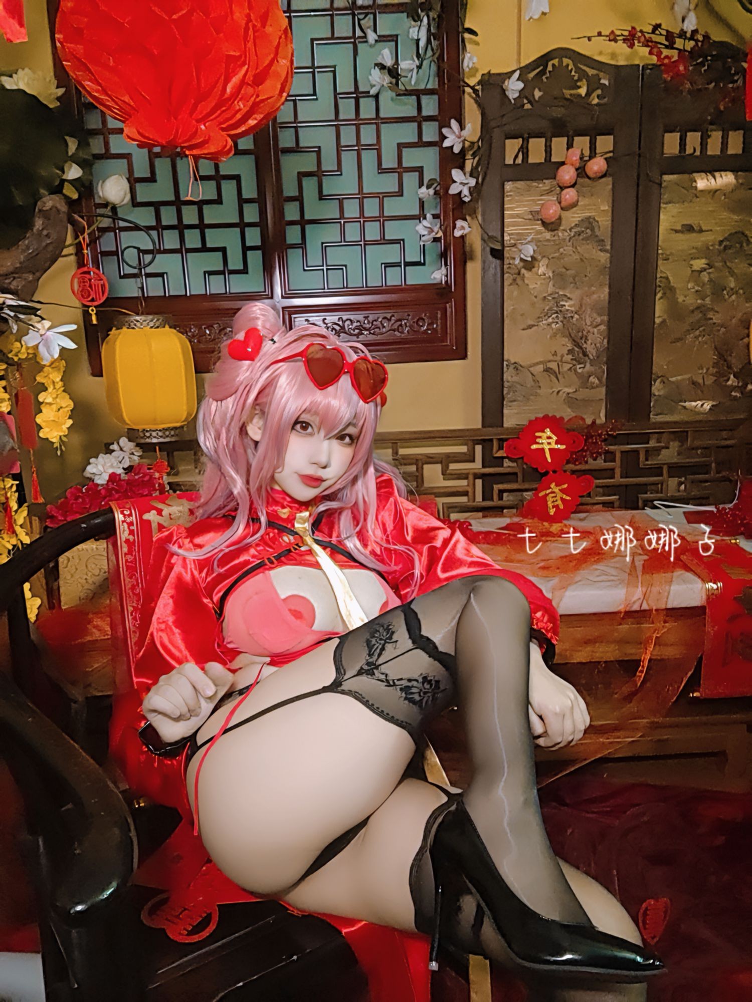 美女动漫博主七七娜娜子性感Cosplay写真布莱默顿新春旗袍 (64)