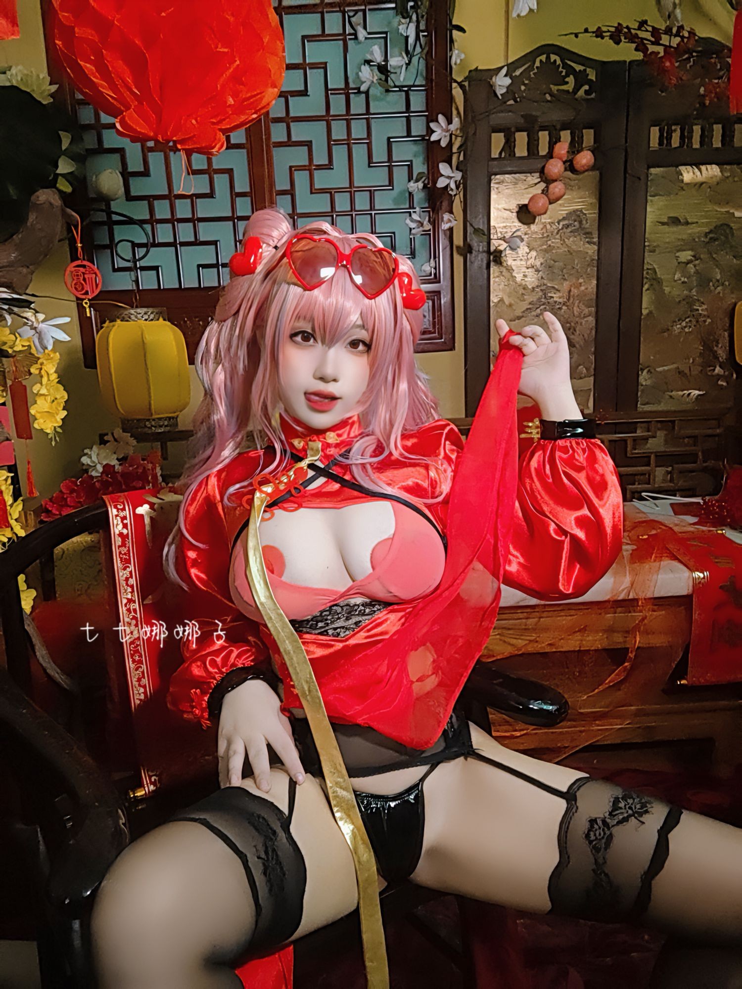 美女动漫博主七七娜娜子性感Cosplay写真布莱默顿新春旗袍 (70)