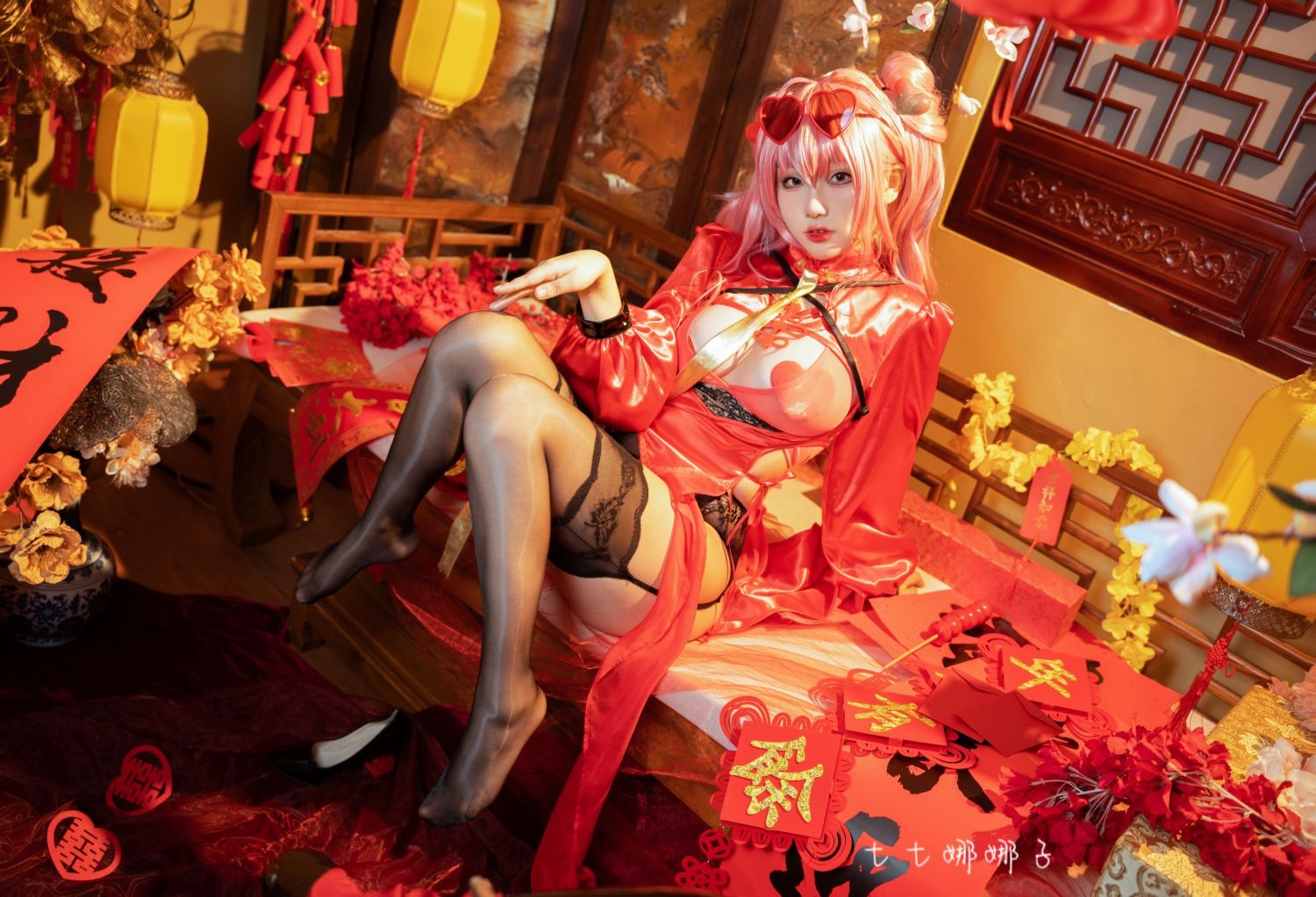 美女动漫博主七七娜娜子性感Cosplay写真布莱默顿新春旗袍 (44)