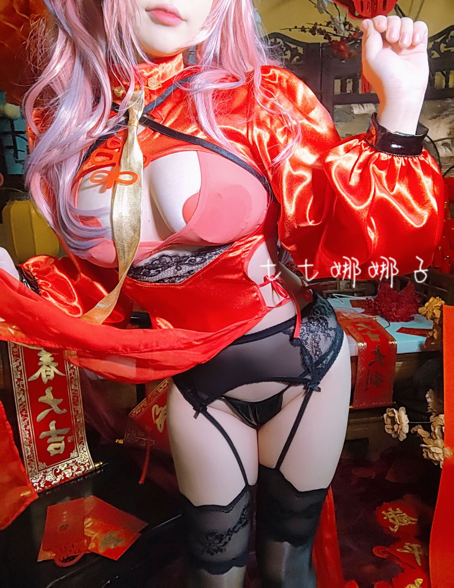 美女动漫博主七七娜娜子性感Cosplay写真布莱默顿新春旗袍 (73)