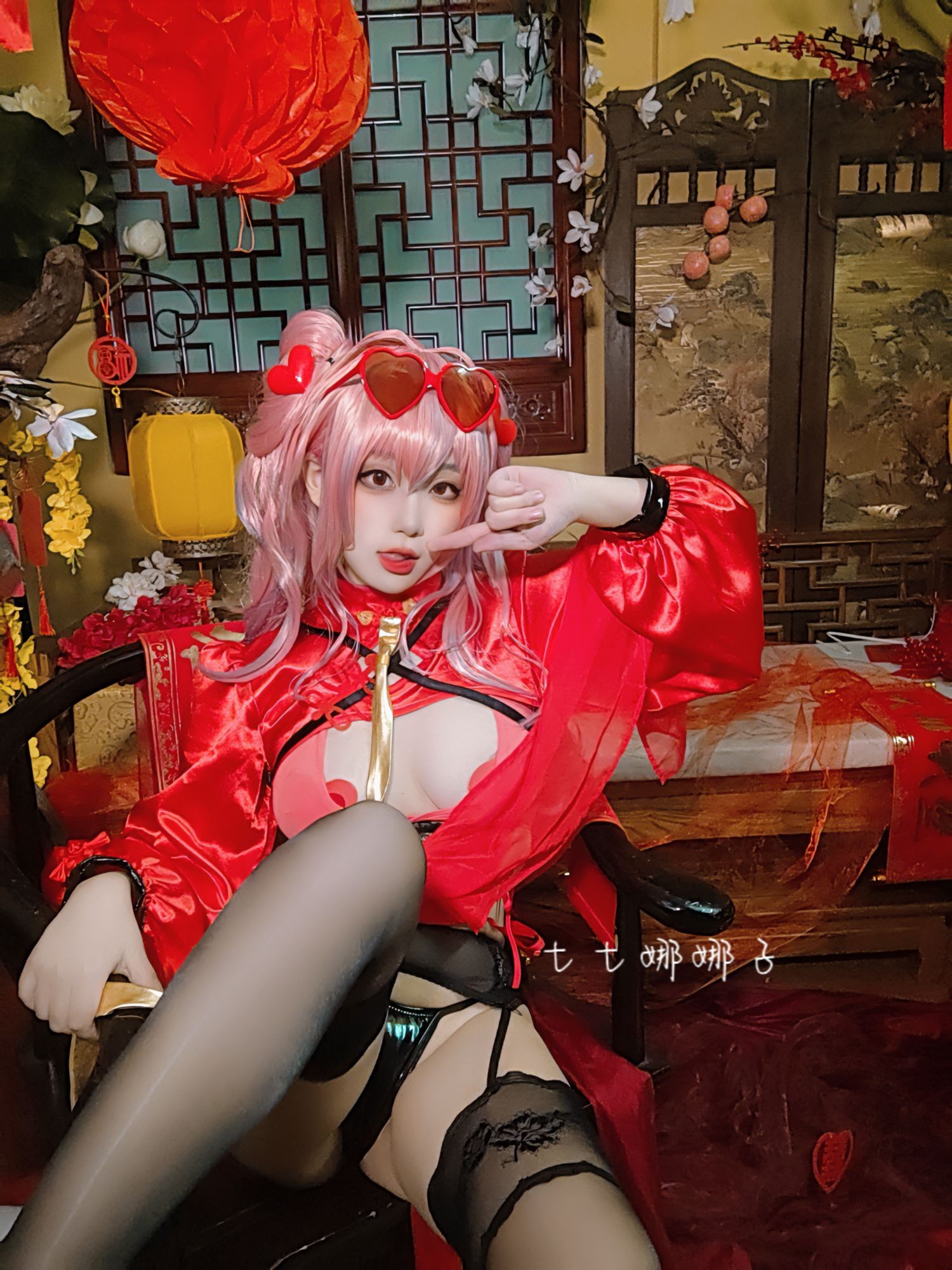 美女动漫博主七七娜娜子性感Cosplay写真布莱默顿新春旗袍 (65)