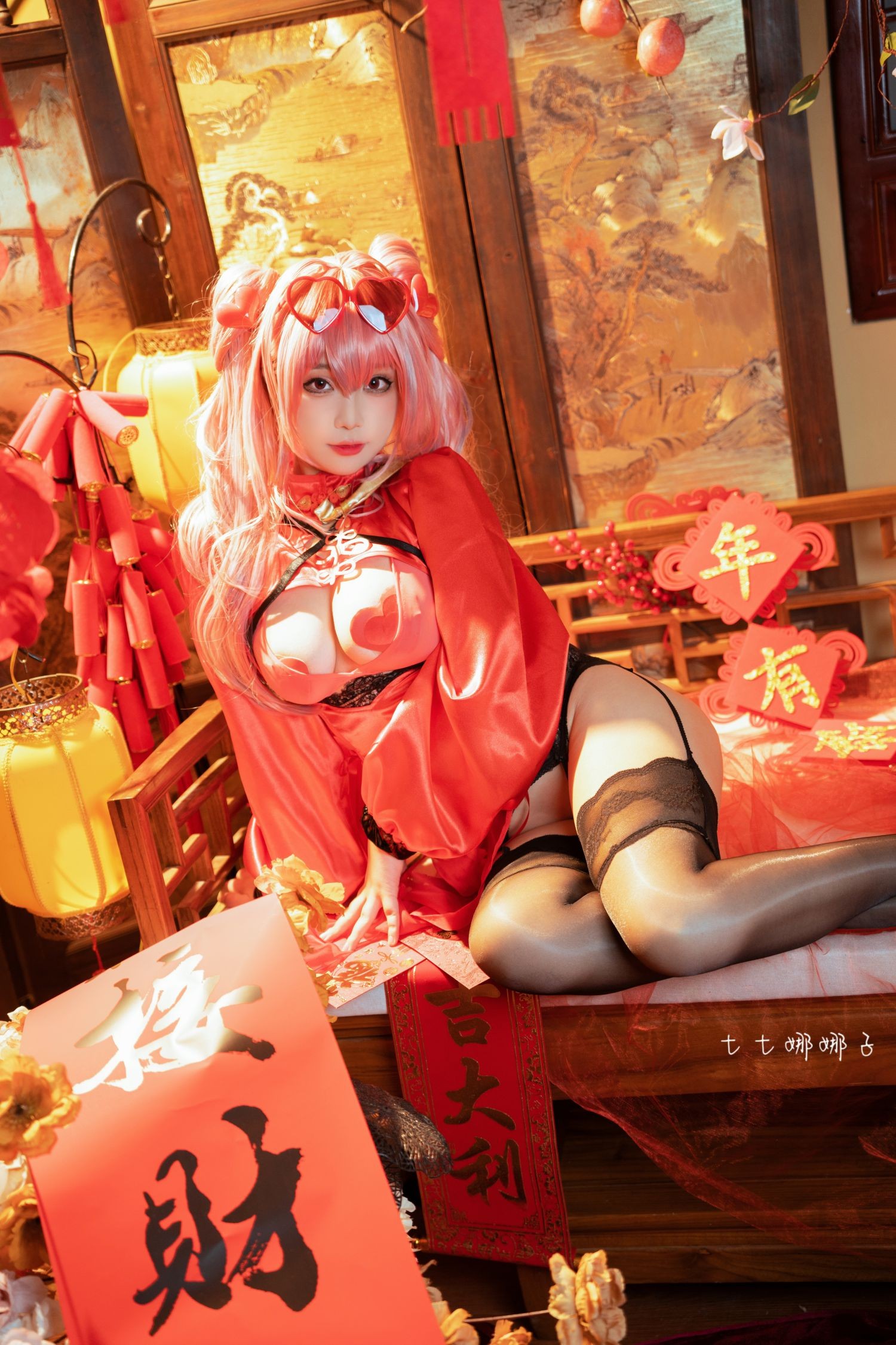 美女动漫博主七七娜娜子性感Cosplay写真布莱默顿新春旗袍 (9)