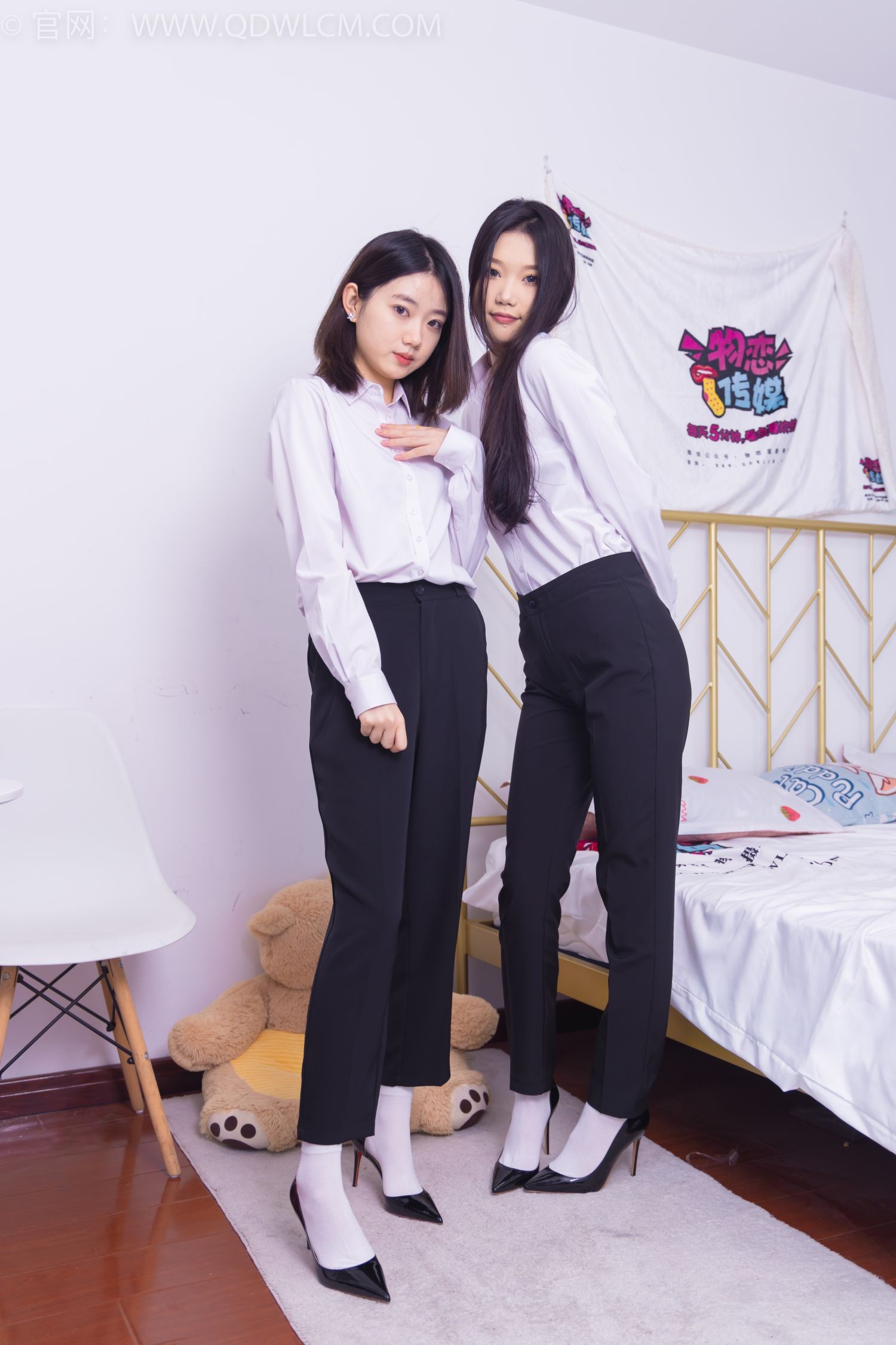 物恋传媒美少女丝袜美脚写真第No.1463期小竹&欢欢办公室姐妹 (94)