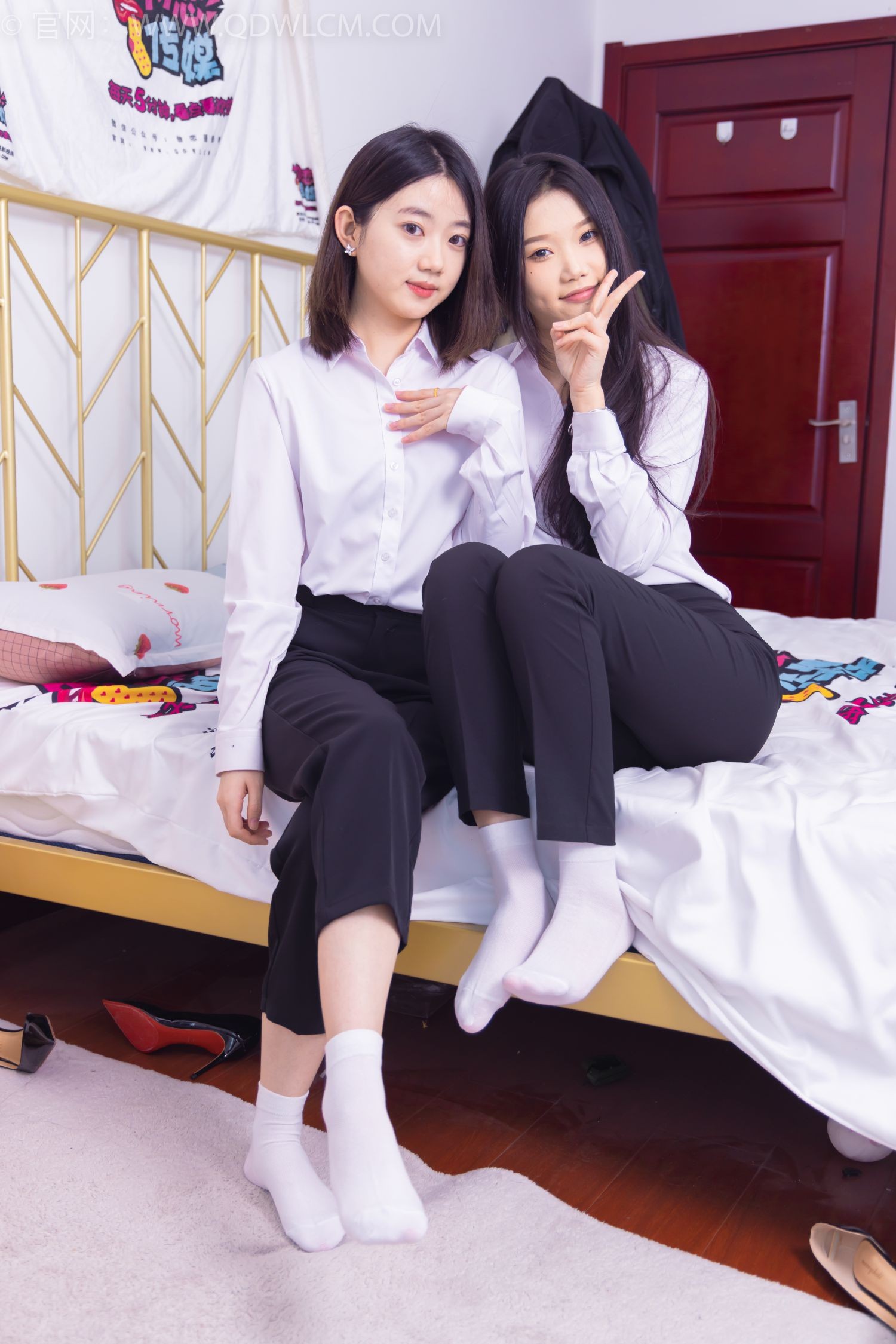 物恋传媒美少女丝袜美脚写真第No.1463期小竹&欢欢办公室姐妹 (99)